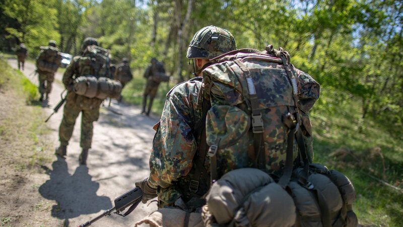 Rekruten marschieren während der Abschlussübung im Rahmen der Grundausbildung Freiwilliger Wehrdienst im Heimatschutz des Wachbataillons auf dem Truppenübungsplatz Döberitzer Heide, am 03.06.