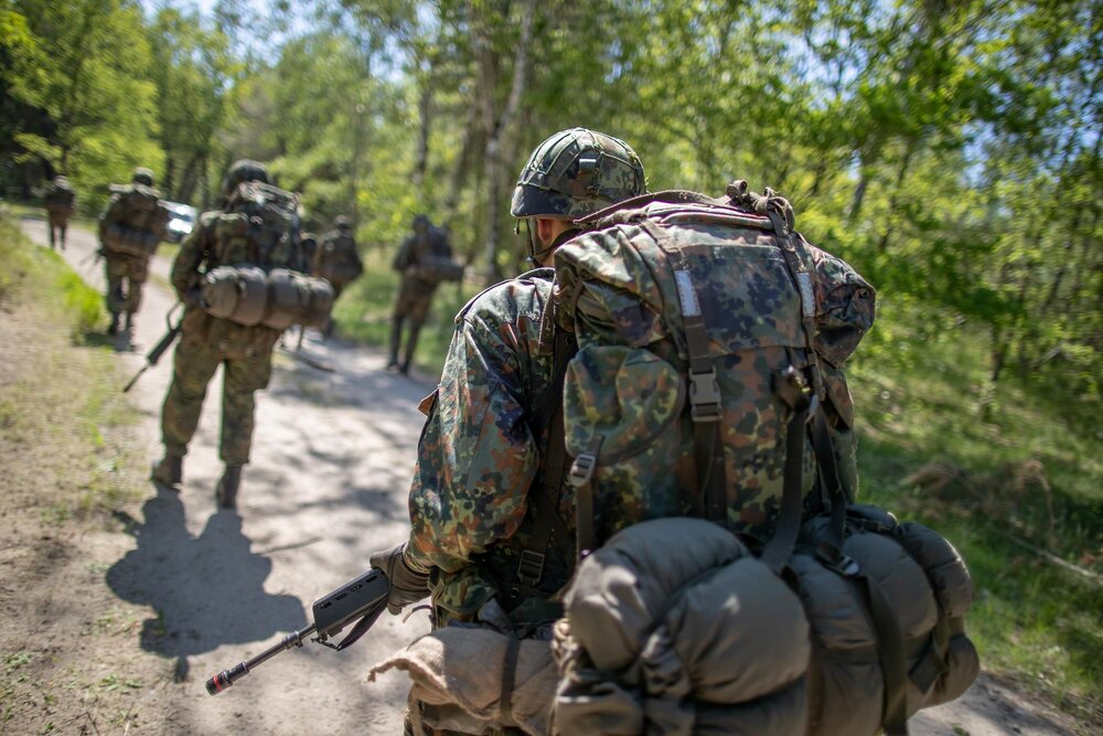 Rekruten marschieren während der Abschlussübung im Rahmen der Grundausbildung Freiwilliger Wehrdienst im Heimatschutz des Wachbataillons auf dem Truppenübungsplatz Döberitzer Heide, am 03.06. Rekruten marschieren während der Abschlussübung im Rahmen der Grundausbildung Freiwilliger Wehrdienst im Heimatschutz des Wachbataillons auf dem Truppenübungsplatz Döberitzer Heide, am 03.06.