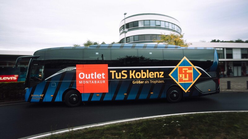Der neue Mannschaftsbus der TuS Koblenz fährt künftig als kostenloser Shuttle-Service zwischen Koblenz und Montabaur.