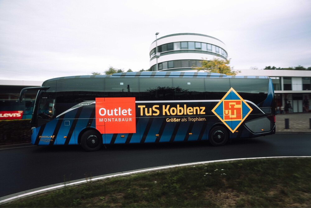 Der neue Mannschaftsbus der TuS Koblenz fährt künftig als kostenloser Shuttle-Service zwischen Koblenz und Montabaur.