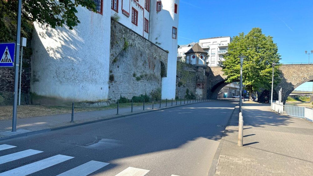 Die Straße am Peter-Altmeier-Ufer auf Höhe der alten Burg, muss wegen Kranarbeiten vollgesperrt werden. Die Straße am Peter-Altmeier-Ufer auf Höhe der alten Burg, muss wegen Kranarbeiten vollgesperrt werden.