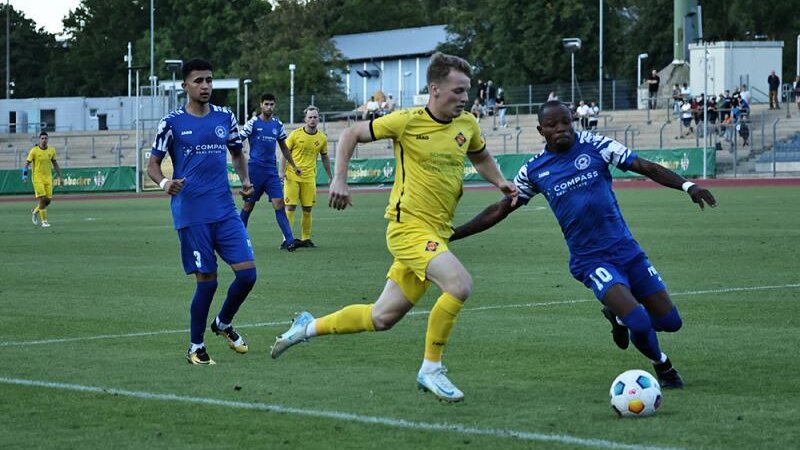 FC Cosmos Koblenz (blaue Trikots), hier in einem Spiel gegen die TuS Koblenz.