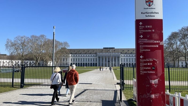 Info-Tafel der Stadt vor dem Kurfürstlichen Schloss in Koblenz.