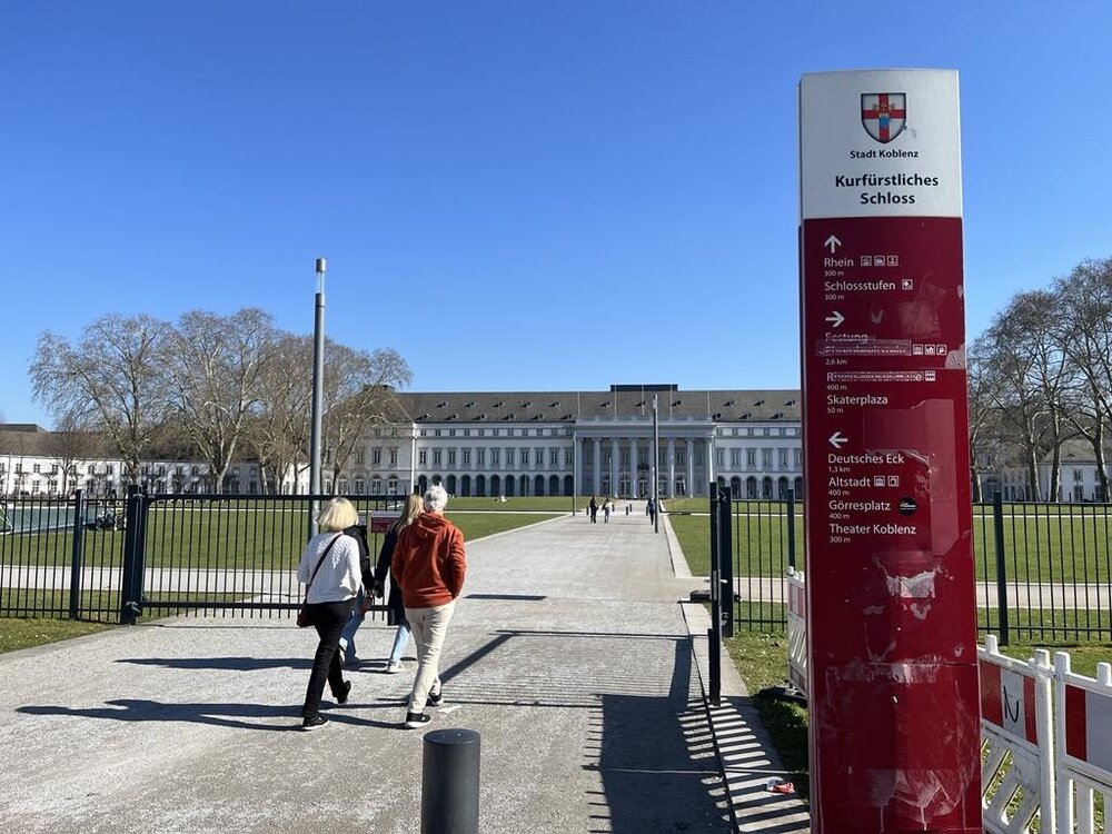 Info-Tafel der Stadt vor dem Kurfürstlichen Schloss in Koblenz.