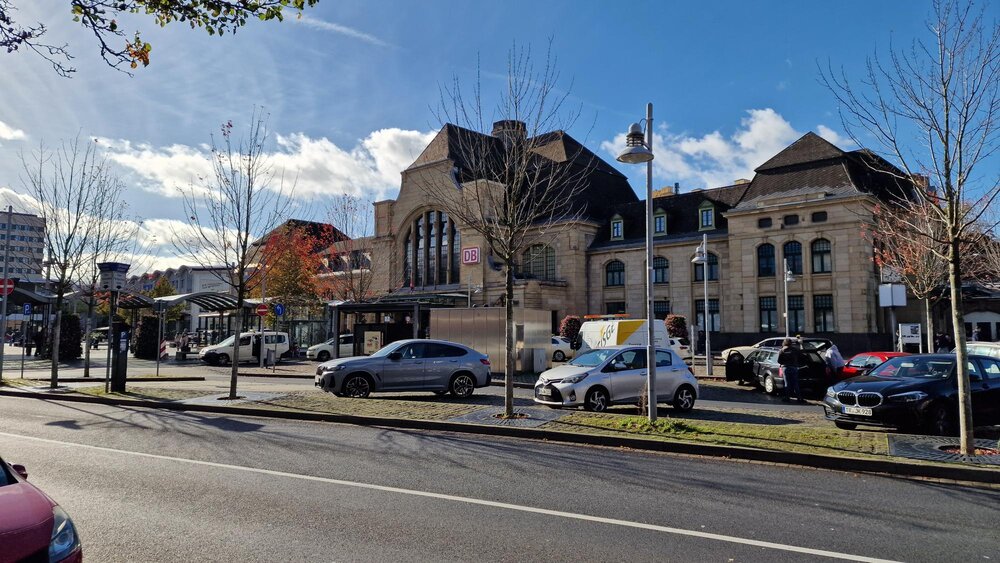 Wie in vielen Großstädten ist der Hauptbahnhof auch in Koblenz ein Ort, an dem sich Menschen ohne Obdach häufig aufhalten. Wie in vielen Großstädten ist der Hauptbahnhof auch in Koblenz ein Ort, an dem sich Menschen ohne Obdach häufig aufhalten.