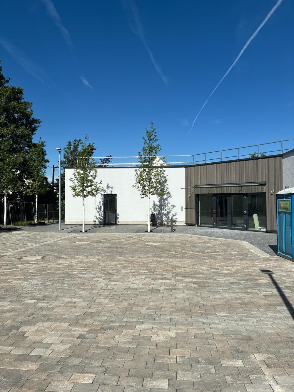 Blick auf den Neubau und den Vorplatz des Dorfgemeinschaftshauses Arenberg-Immendorf.