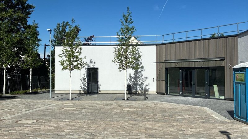 Blick auf den Neubau und den Vorplatz des Dorfgemeinschaftshauses Arenberg-Immendorf.
