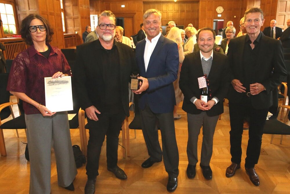 Der Koblenzer Bürgerverein überreicht Jens Ternes (2. von links) den Altstadtpreis. Der Koblenzer Bürgerverein überreicht Jens Ternes (2. von links) den Altstadtpreis.