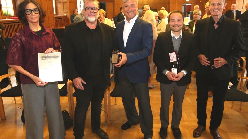 Der Koblenzer Bürgerverein überreicht Jens Ternes (2. von links) den Altstadtpreis.