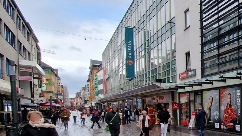 Die Löhrstraße in Koblenz mit Galeria Kaufhof.