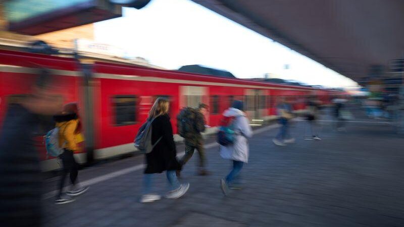 Reisende müssen mit Zugausfällen auf der Rheinschiene rechnen.