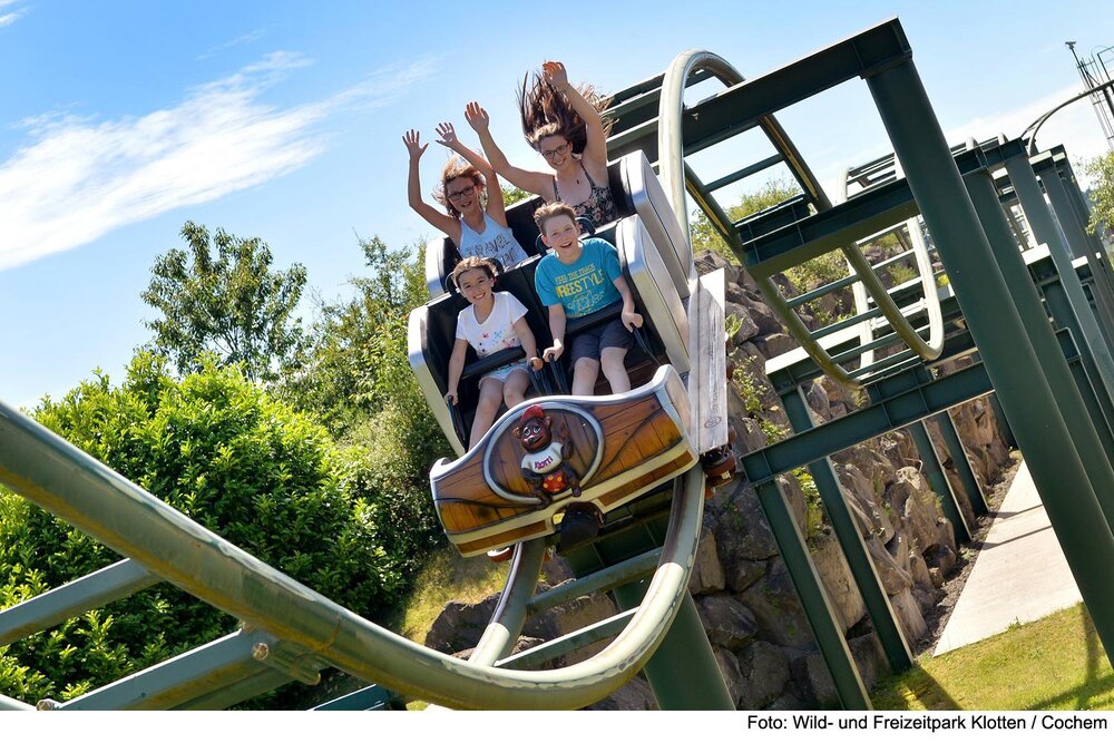 Eine Achterbahn im "Klotti-Park". Eine Achterbahn im "Klotti-Park".