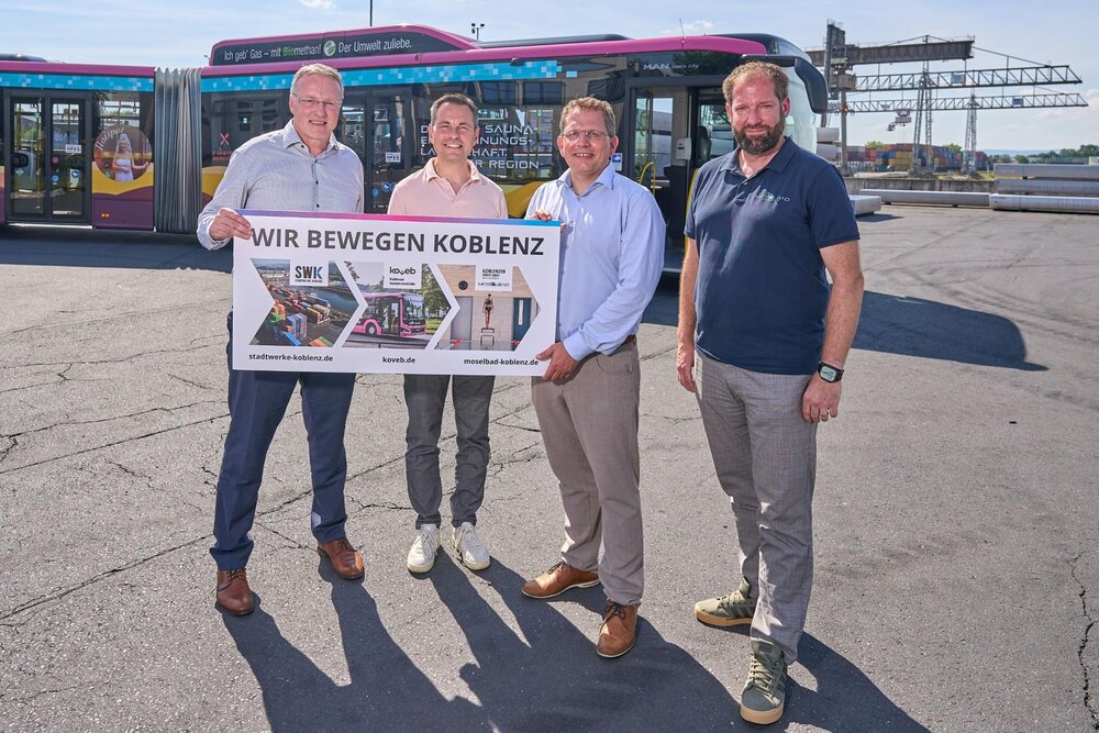 Hansjörg Kunz (Geschäftsführer koveb, von links), Oberbürgermeister David Langner, Lars Hörnig (Geschäftsführer SWK) und Christian Kuhn (Geschäftsführer Koblenzer Bäder GmbH) freuen sich geme