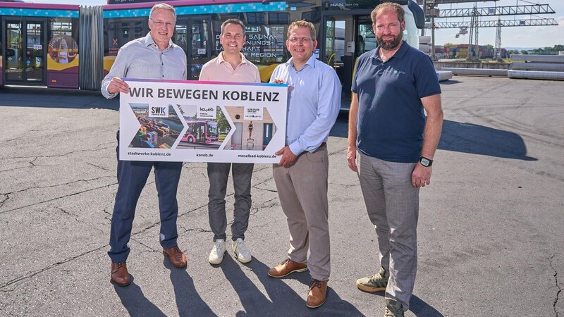 Hansjörg Kunz (Geschäftsführer koveb, von links), Oberbürgermeister David Langner, Lars Hörnig (Geschäftsführer SWK) und Christian Kuhn (Geschäftsführer Koblenzer Bäder GmbH) freuen sich geme