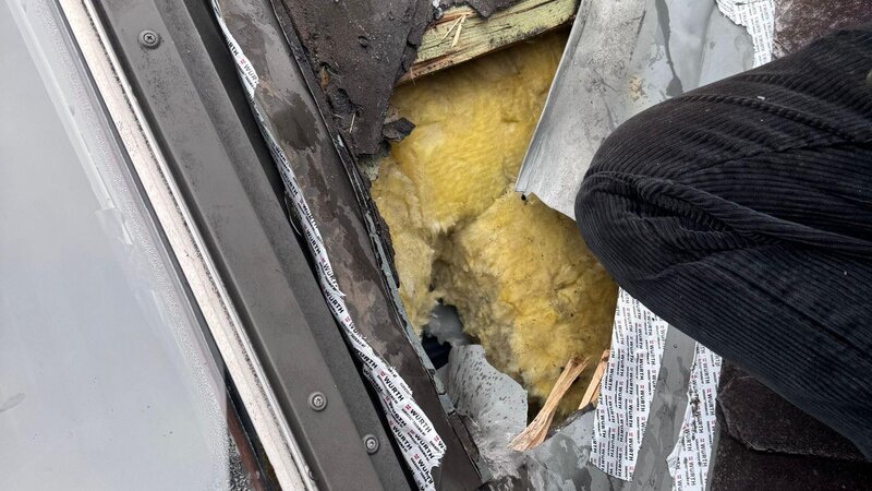 Diesen Schaden fand der Dachdeckermeister bei der ersten Begutachtung vor: Die Fragmente des Meteoriten hatten die Schiefereindeckung auf dem Dach in Koblenz-Güls durchschlagen und dann das H