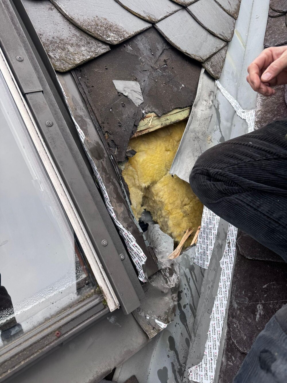 Diesen Schaden fand der Dachdeckermeister bei der ersten Begutachtung vor: Die Fragmente des Meteoriten hatten die Schiefereindeckung auf dem Dach in Koblenz-Güls durchschlagen und dann das H