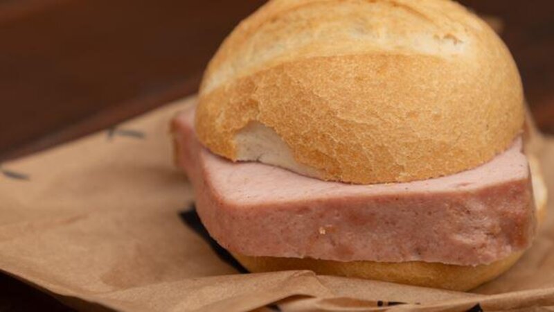Ein Fleischkäse-Brötchen von Globus