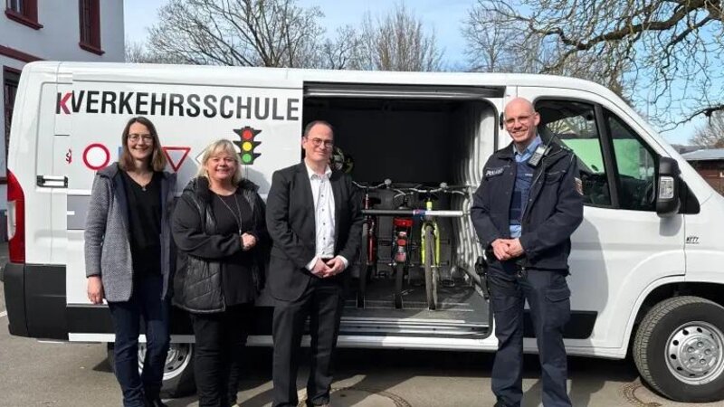 Feierliche Übergabe des neuen Fahrzeugs für die mobile Jugendverkehrsschule. v.l: Petra Rojan (Schulverwaltungsamt), Nicole Adams (Schulleiterin GS Wallersheim), Ingo Schneider (Bildungs- und
