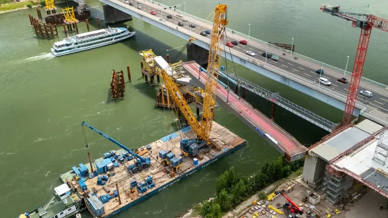 Die ersten Stahlbauteile kamen im Juni 2025 an. Im Oktober folgen die nächsten für den Neubau der Pfaffendorfer Brücke.