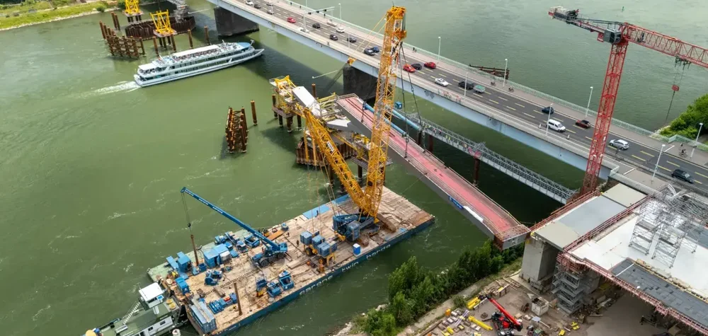 Die ersten Stahlbauteile kamen im Juni 2025 an. Im Oktober folgen die nächsten für den Neubau der Pfaffendorfer Brücke. Die ersten Stahlbauteile kamen im Juni 2025 an. Im Oktober folgen die nächsten für den Neubau der Pfaffendorfer Brücke.