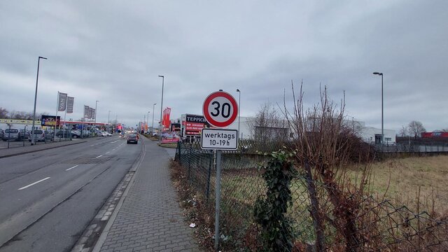 Ab sofort tagsüber nur noch Tempo 30: Die Industriestraße in Mülheim-Kärlich Industriestraße in Mülheim-Kärlich: Ab sofort gilt tagsüber Tempo 30