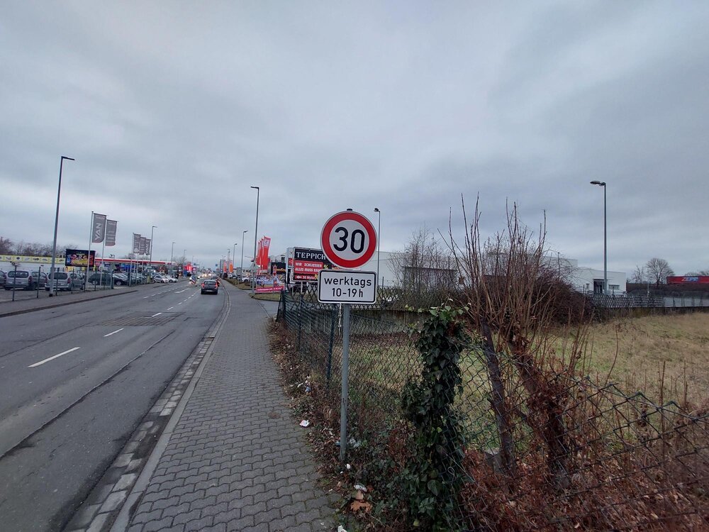 Ab sofort tagsüber nur noch Tempo 30: Die Industriestraße in Mülheim-Kärlich Ab sofort tagsüber nur noch Tempo 30: Die Industriestraße in Mülheim-Kärlich