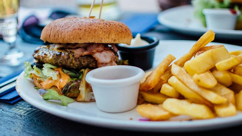 Ein Burger-Menü, Symbolbild