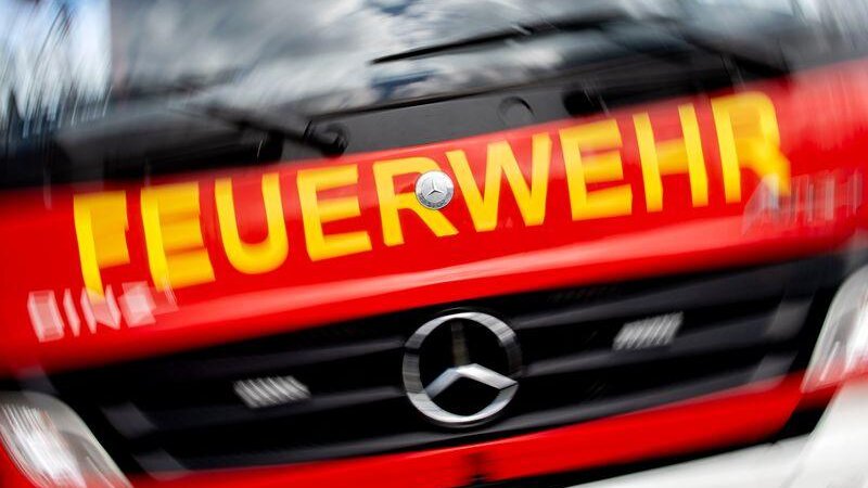 Das Feuer wird von zwei Seiten über Drehleitern bekämpft. (Symbolbild)