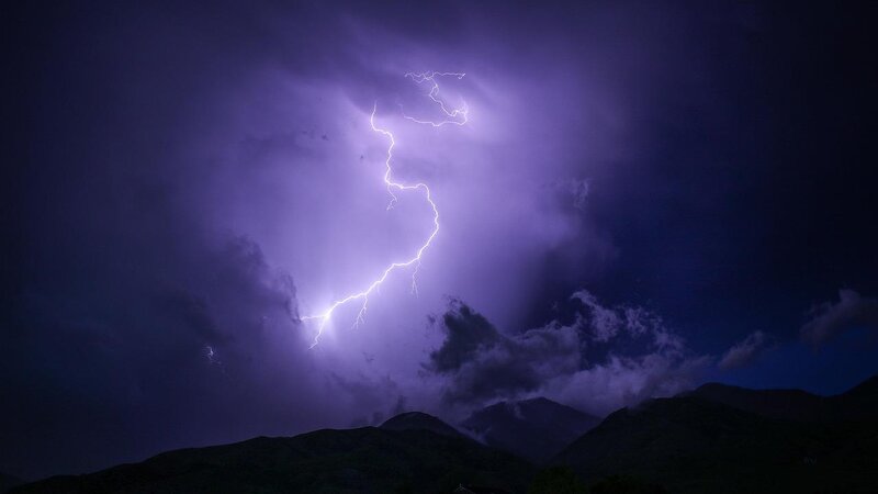 Der Deutsche Wetterdienst warnt war Gewittern mit Starkregen und Hagel.
