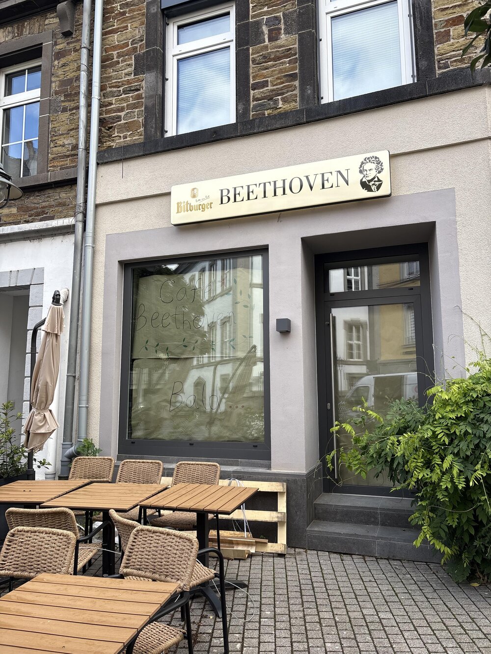 Das Café Beethoven befindet sich "am Markt 222" in Ehrenbreitstein, in der Nähe des Geburtshaus von Ludwig Van Beethovens Mutter Maria Magdalena van Beethoven