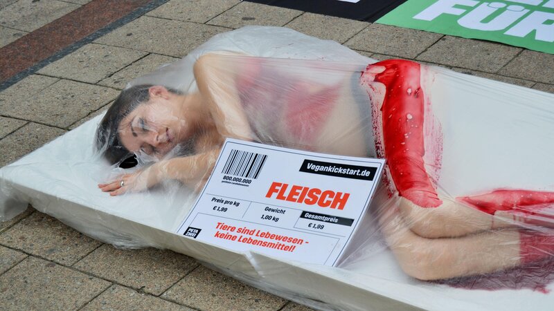 Eine ähnliche Fleischschalen-Aktion in Hamburg – ohne Morphsuit. (Archivbild)
