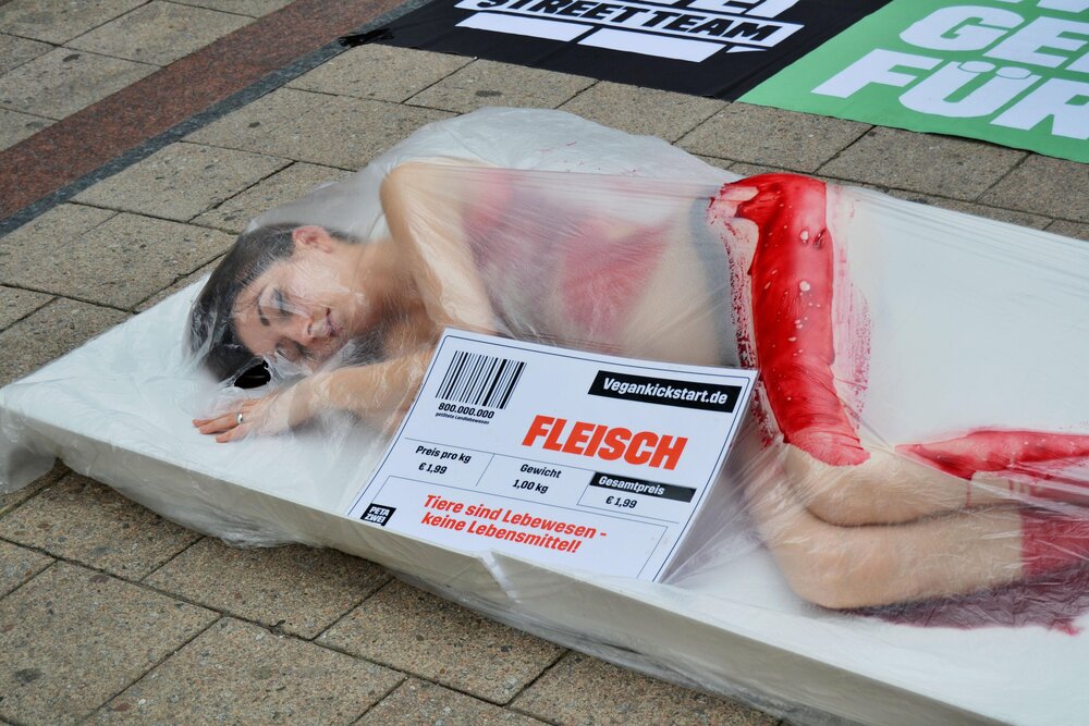 Eine ähnliche Fleischschalen-Aktion in Hamburg – ohne Morphsuit. (Archivbild)