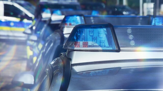 Polizei (Symbolbild) Polizei rätselt: Stark beschädigtes Auto in Koblenz-Goldgrube gefunden