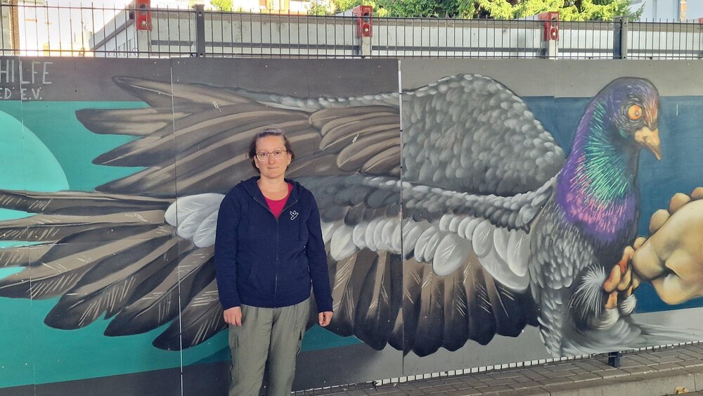 Nadine Markert, Vorsitzende der Stadttaubenhilfe Koblenz/Neuwied e.V., vor einem der betreuten Taubenschläge. Nadine Markert, Vorsitzende der Stadttaubenhilfe Koblenz/Neuwied e.V., vor einem der betreuten Taubenschläge.