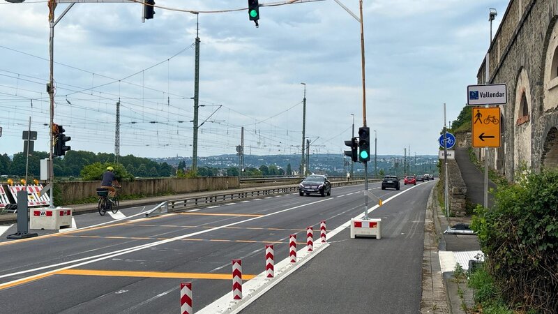Zur sicheren Überquerung der Bundesstraße von für Radfahrenden und zu Fuß Gehenden wurde eigens eine Ampelanlage mit Anforderungstaster installiert. Auf der gegenüberliegenden Straßenseite is