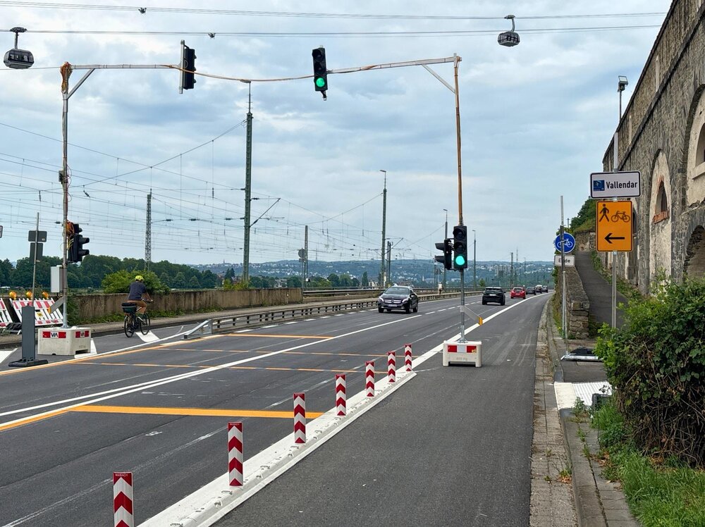 Zur sicheren Überquerung der Bundesstraße von für Radfahrenden und zu Fuß Gehenden wurde eigens eine Ampelanlage mit Anforderungstaster installiert. Auf der gegenüberliegenden Straßenseite is Zur sicheren Überquerung der Bundesstraße von für Radfahrenden und zu Fuß Gehenden wurde eigens eine Ampelanlage mit Anforderungstaster installiert. Auf der gegenüberliegenden Straßenseite is