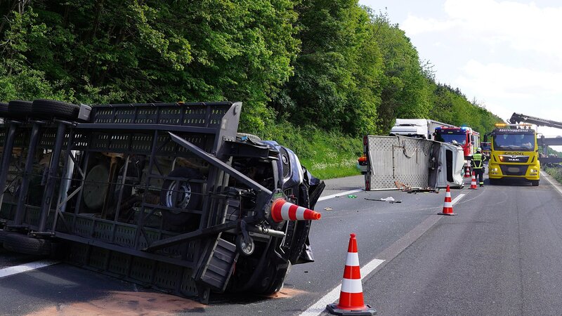 Ein schwerer Unfall mit einem Autotransporter hat am Samstag die A61 bei Boppard für Stunden lahmgelegt.