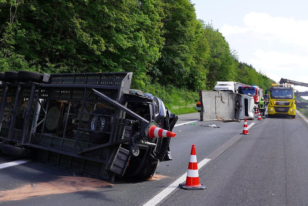 Ein schwerer Unfall mit einem Autotransporter hat am Samstag die A61 bei Boppard für Stunden lahmgelegt.