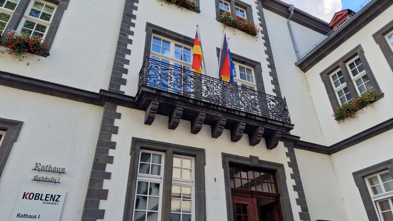 Der Eingang zum Koblenzer Rathaus mit Flaggen.