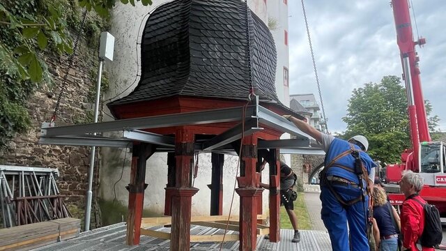 Baufälligkeit: Laterne der Alten Burg in Koblenz abgenommen