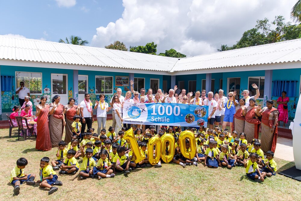 Reiner Meutsch bei der Eröffnung der 1000. Schule seiner Stiftung Fly & Help in Sri Lanka.
