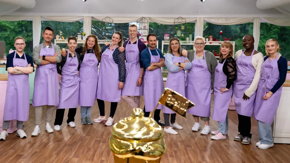 Die 20-jährige Charlotte aus Koblenz (rechts) musste sich im Finale der 13. Staffel von "Das große Backen" nur denkbar knapp Jacqueline aus Binningen in der Schweiz (5. von links) geschlagen Die 20-jährige Charlotte aus Koblenz (rechts) musste sich im Finale der 13. Staffel von "Das große Backen" nur denkbar knapp Jacqueline aus Binningen in der Schweiz (5. von links) geschlagen
