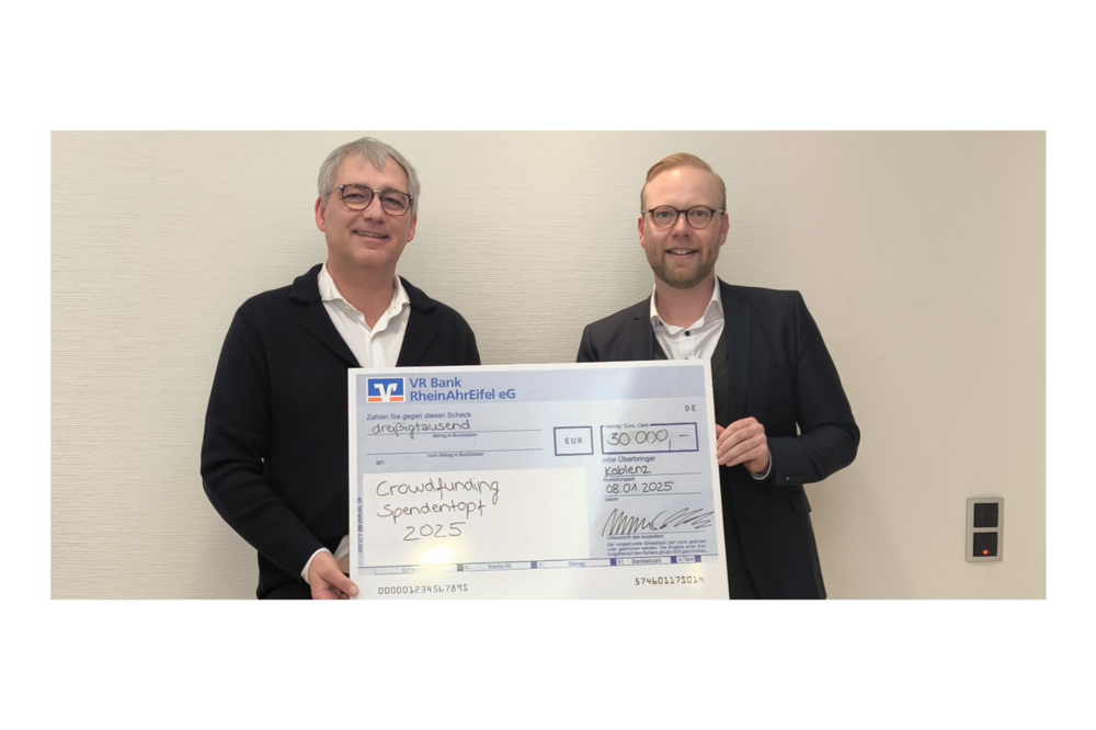 Sascha Monschauer (Vorstandsvorsitzender VR Bank RheinAhrEifel) und Jan-Erik Burkard (Marketingleiter VR Bank RheinAhrEifel) bei der symbolischen Scheckübergabe