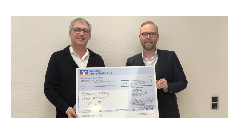 Sascha Monschauer (Vorstandsvorsitzender VR Bank RheinAhrEifel) und Jan-Erik Burkard (Marketingleiter VR Bank RheinAhrEifel) bei der symbolischen Scheckübergabe