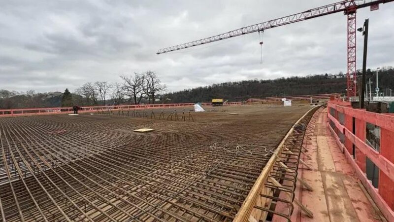 Betonarbeiten stehen an der Pfaffendorfer Brücke an.