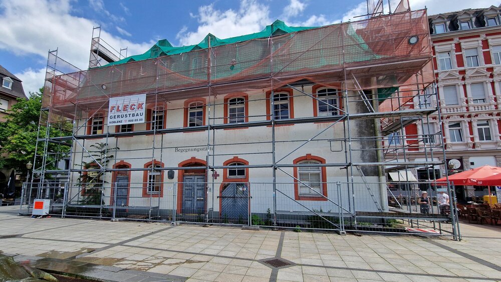 Das Münzmeisterhaus auf dem Koblenzer Münzplatz ist seit 16 Jahren eingerüstet. Das Münzmeisterhaus auf dem Koblenzer Münzplatz ist seit 16 Jahren eingerüstet.