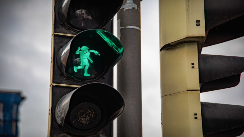 Die erste Schängelampel steht in der Löhrstraße.