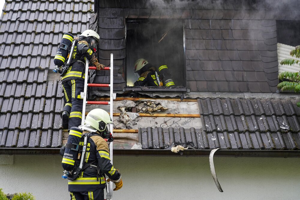 Ein Feuer im Dachstuhl eines Einfamilienhauses in Urbar hat am Dienstagabend einen Großeinsatz von Feuerwehr und Rettungsdienst ausgelöst.