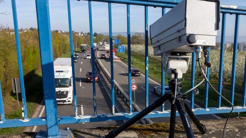 Die Monocam war für ihre Präsentation auf einer Brücke an der vielbefahrenen Autobahn 60 positioniert.