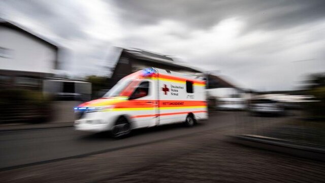 Rettungsdienst und Notarzt waren im Einsatz. (Symbolbild) Unfall an roter Ampel in Koblenz: 17-Jähriger im Krankenhaus
